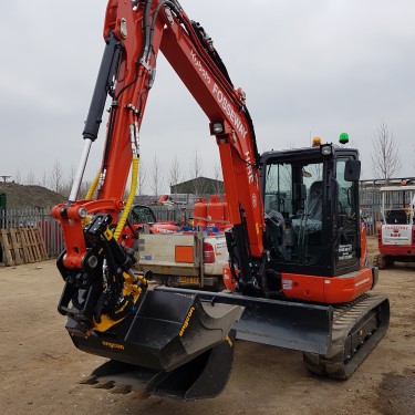 digger with tiltrotator for hire